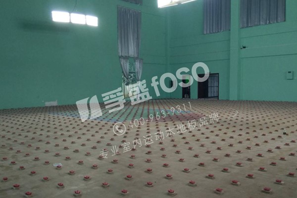東明縣合力牛籃球俱樂部運(yùn)動(dòng)木地板鋪設(shè)完成