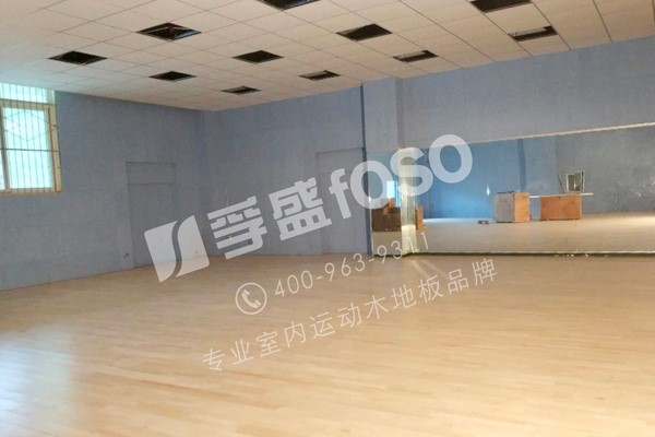 河南省信陽師范學(xué)院舞蹈運(yùn)動(dòng)木地板鋪設(shè)施工完成